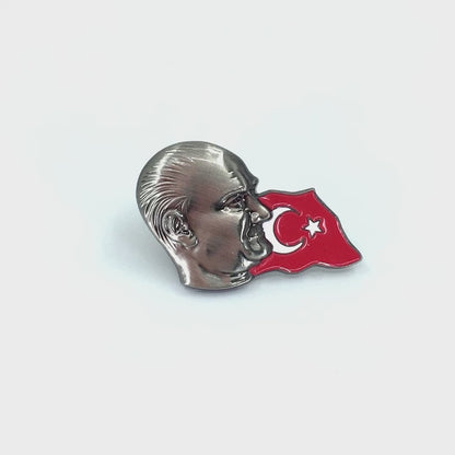 Gülen Atatürk Bayraklı Rozet - Antik Gümüş Rengi