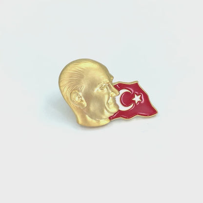 Gülen Atatürk Bayraklı Rozet - Altın Rengi